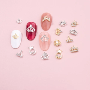 Détails de bijoux d'ongles en forme de couronne dorée avec strass et perles