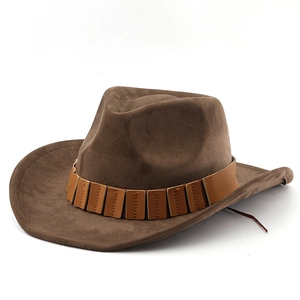 Klassischer brauner Wildleder-Cowboyhut mit Vintage-Lederband auf weißem Hintergrund