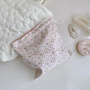 Detailansicht der rosa geblümten Baumwolltasche mit Kordelzug und Vintage-Muster
