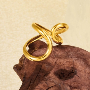Irregular 18k gold plated 304 stainless steel twisted ring on natural wood base