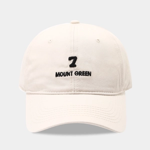 Detail van nummer 7 en MOUNT GREEN borduursel op de beige katoenen honkbalpet