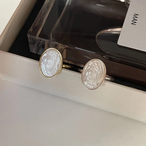 Minimalist 925 sterling silver shell ring with oval Virgin Mary relief in gold and silver