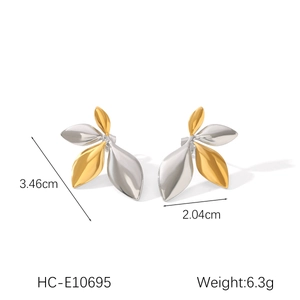 Dimensioni dettagliate degli orecchini a foglia oro e argento, 3,46 cm per 2,04 cm