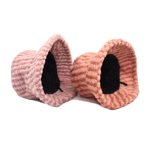 Winterliche Plüsch-Fischerhüte mit Streifen in Rosa und Orange sowie verstellbaren Kordeln