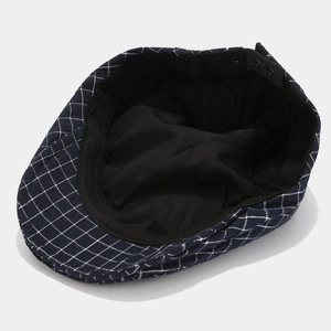 Vue détaillée de la casquette plate à carreaux avec doublure et sangle de réglage métal