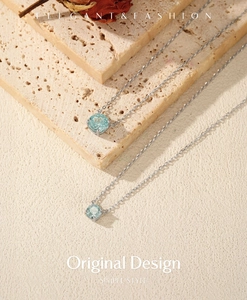 Vue détaillée du collier en argent S925 avec une pierre précieuse bleu clair carrée