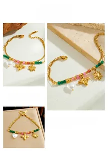 Details eines Vintage-Armbandes mit bunten Perlen und Anhängern in Bienenform