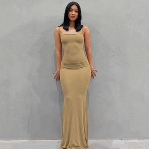 Detalle del vestido largo ajustado caqui con tirantes finos y tejido elástico suave