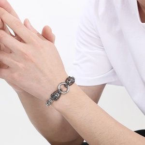 Dettaglio del bracciale a catena con testa di leone retrò al polso con finitura argentata