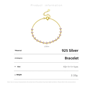 Dettaglio macro del bracciale in argento 925 con zirconi viola e catena regolabile