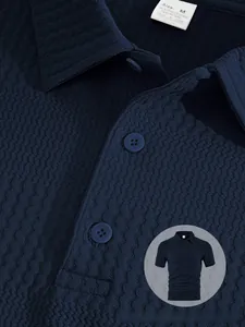 Dettaglio macro del tessuto a nido d'ape blu navy, del colletto polo e dei bottoni