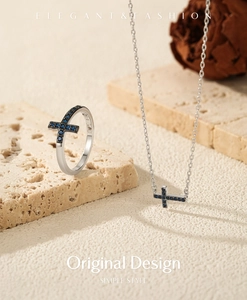 Détail de la bague et du collier croix en argent S925 sertis de pierres bleues