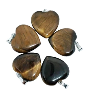 Conjunto de colgantes de corazón en piedra ojo de tigre con cierres de metal plateado