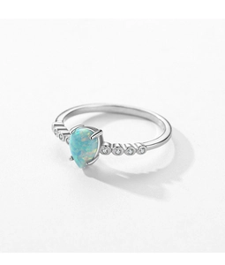 Detailansicht von Tropfen-Opal und Zirkonia-Besatz in einem Ring aus S925 Sterlingsilber