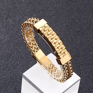 Makro-Detail des 18k vergoldeten Edelstahl-Armbands mit mechanischem Verschluss-Design