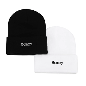 Gros plan de bonnets en tricot noir et blanc avec broderie Mommy et texture fine