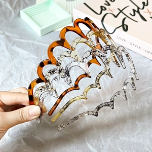 Set of four wave-shaped non-slip hair combs in amber and tortoiseshell patterns