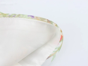 Détail des bords ourlés et du tissu en organza imprimé floral sur le haut licou