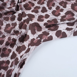 Gros plan du tissu imprimé léopard montrant les coutures et la texture polyester