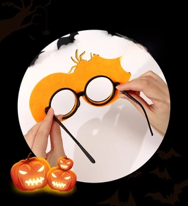 Détail de lunettes d'Halloween avec feutrine orange citrouille et montures en plastique