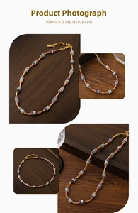 Dettaglio di una collana boho in pietra naturale con perline viola e finiture dorate