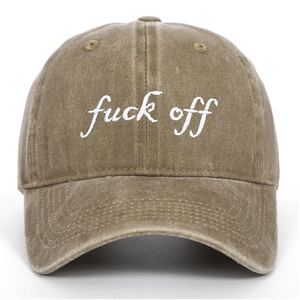 Gros plan de la broderie blanche sur une casquette de baseball en coton marron délavé