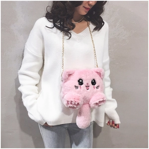 Détail du sac chat en peluche rose avec fourrure douce et élégante chaîne dorée