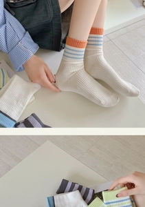 Dettaglio della trama a maglia e colori delle calze a righe in cotone da donna