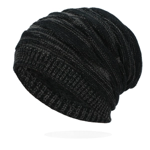 Détail de la maille épaisse et du bord côtelé sur ce bonnet d'hiver en tricot gris mélangé