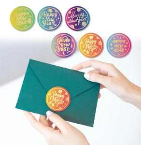 Détail d'autocollants colorés Bonne Année pour sceller des enveloppes de fête