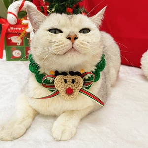 Détail du collier de Noël au crochet pour animaux avec renne et ruban festif