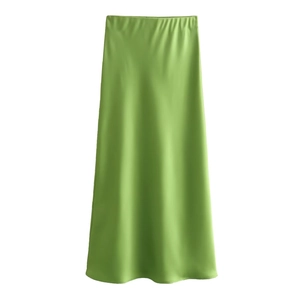 Détail de la taille élastique et de la texture satinée brillante sur la jupe midi verte