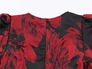 Gros plan sur robe jacquard à fleurs rouges vintage avec fermeture éclair invisible