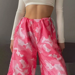 Dettaglio dei pantaloni cargo camouflage rosa con coulisse e vestibilità comoda