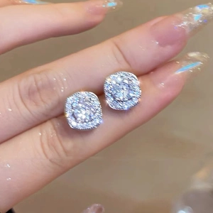 Vue macro de boucles d'oreilles carrées en argent serties de zircon brillant