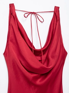 Gros plan sur la robe en satin rouge avec col bénitier drapé et fines bretelles