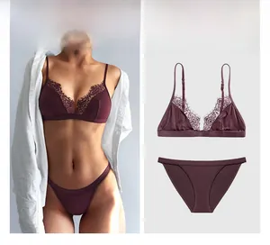 Dettaglio in pizzo di un set reggiseno a triangolo viola intenso e slip coordinati