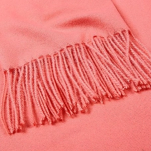 Écharpe en tricot rose effet cachemire avec détails de franges élégants et texture douce