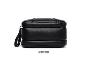 Dettaglio della base in pelle nera a grana di litchi con borchie metalliche decorative