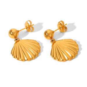 Detail van gepolijste 18k gouden schelpoorbellen met een bolletje en vlindersluiting
