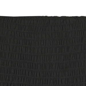 Détail de la texture élastique froncée et plissée noire sur le tissu de la jupe courte