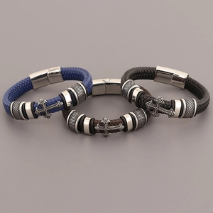 Bracelet pour homme en cuir tressé avec fermoir magnétique et croix en noir, bleu et brun