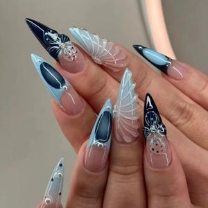 Uñas postizas 3D de concha marina con diseños florali azules y elegantes acentos de perlas
