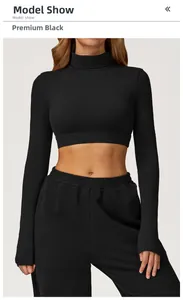Detail eines schwarzen, angerauten Langarm-Yoga-Cropped-Tops mit Daumenlöchern
