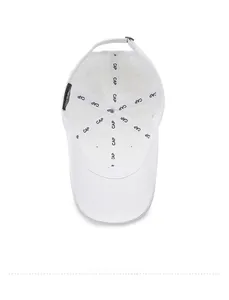 Détail de l'intérieur de la casquette blanche avec bande de renfort lettrée CAP