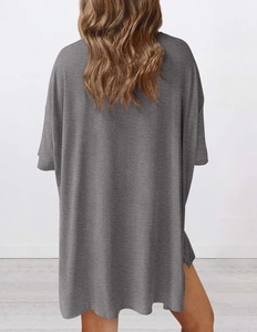 Détail du tissu en maille gaufrée grise sur ce haut de pyjama ample pour femme