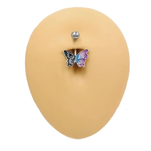 Détail du piercing nombril papillon avec aile squelette et émail dégradé violet