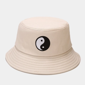 Détail de la broderie Yin Yang sur le bob beige en coton avec surpiqûres renforcées
