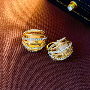 Détails des boucles d'oreilles perles géométriques dorées avec pavé de cristaux chics