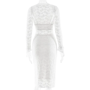 Vue détaillée de la robe blanche en dentelle avec dos ajouré et motifs floraux élégants